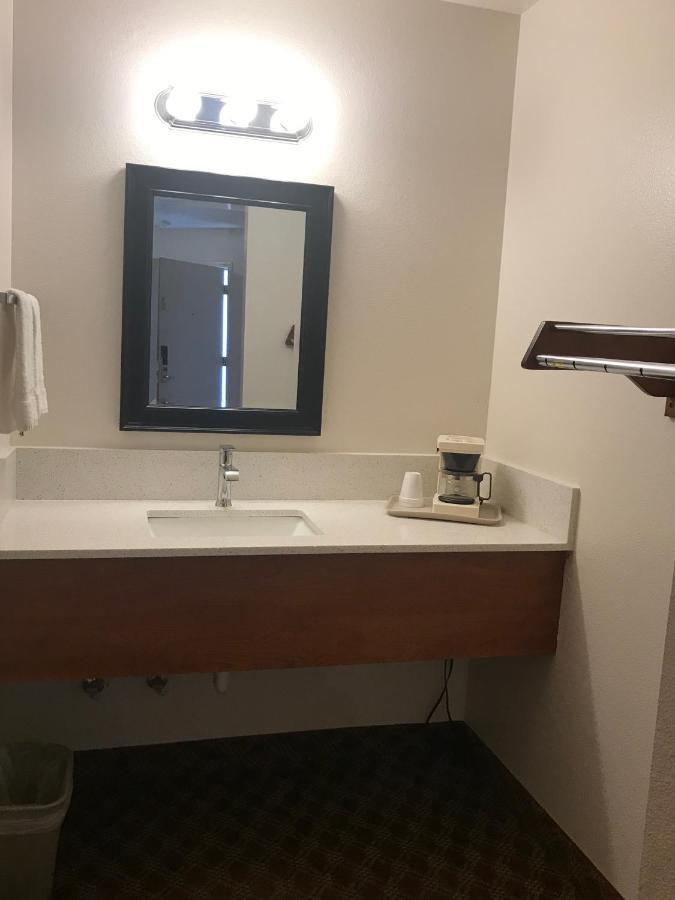 Woodburn Inn Zewnętrze zdjęcie